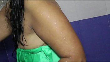 Hot-Sexy-Bikini-Bhabhi-Nude-Bathing