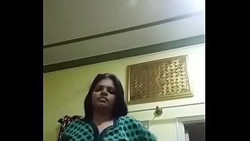 ~-Desi-aunty-showing-off-sexy-figure